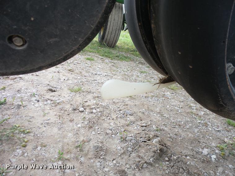 image for item J8621 2006 John Deere 1770NT planter