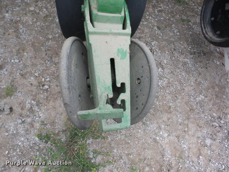 image for item J8621 2006 John Deere 1770NT planter