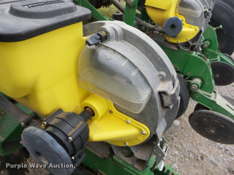 image for item J8621 2006 John Deere 1770NT planter
