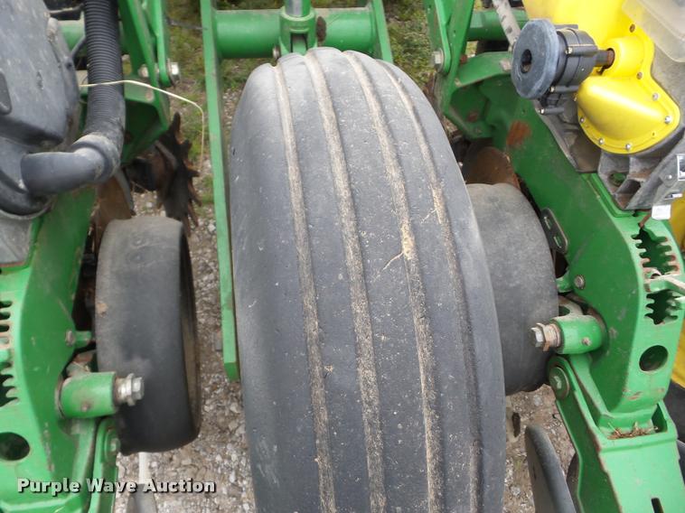 image for item J8621 2006 John Deere 1770NT planter