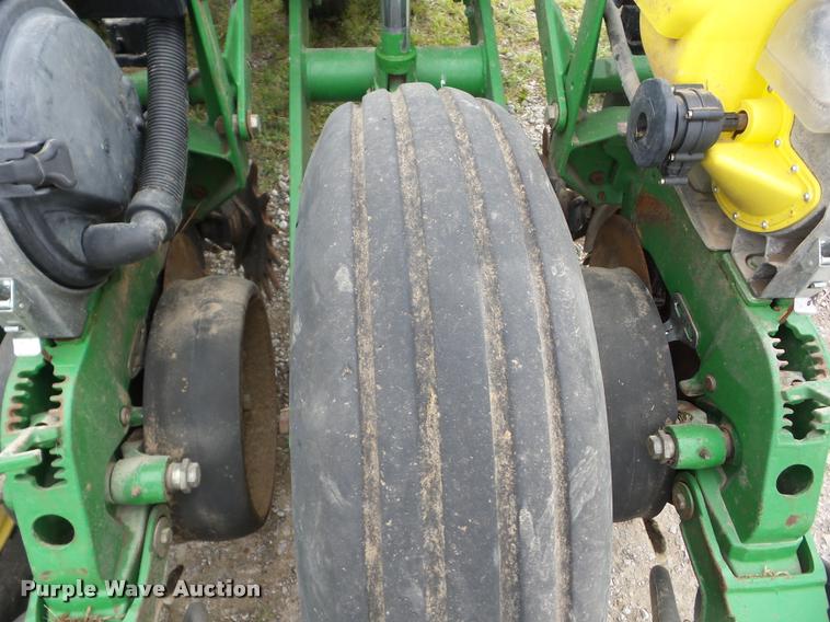 image for item J8621 2006 John Deere 1770NT planter