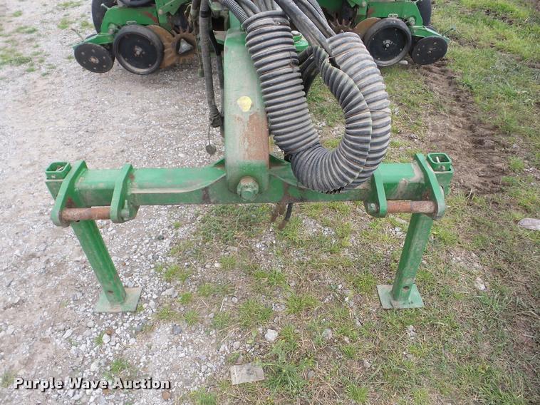 image for item J8621 2006 John Deere 1770NT planter