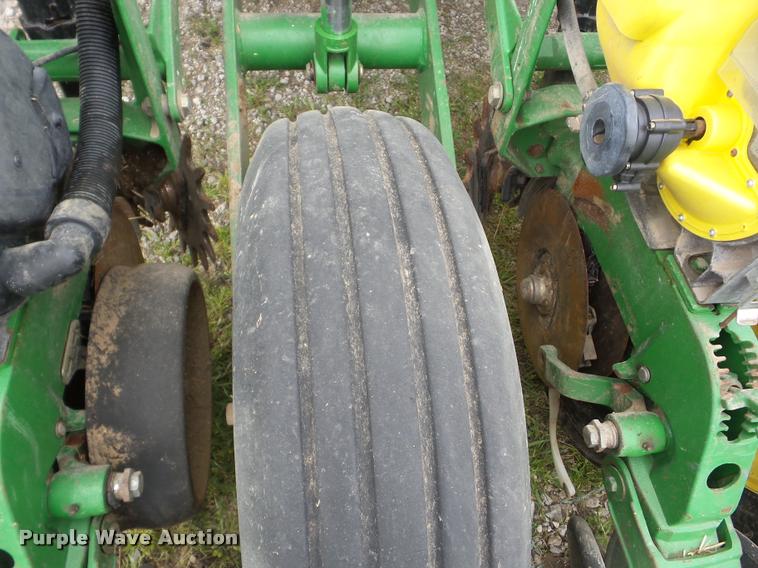 image for item J8621 2006 John Deere 1770NT planter