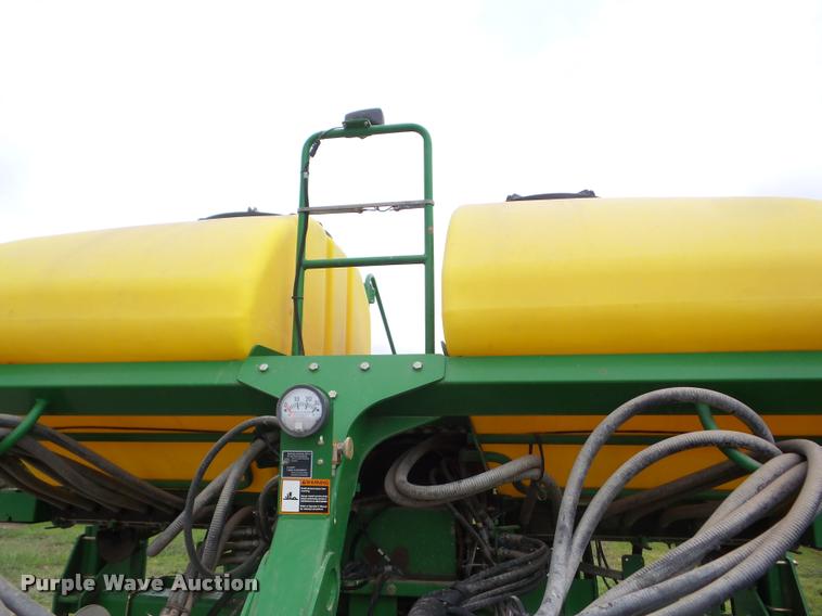 image for item J8621 2006 John Deere 1770NT planter