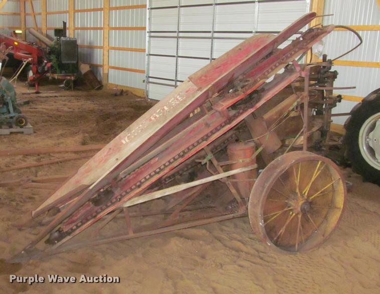 John Deere corn binder in Lino Lakes, MN Item K4825 sold Purple Wave