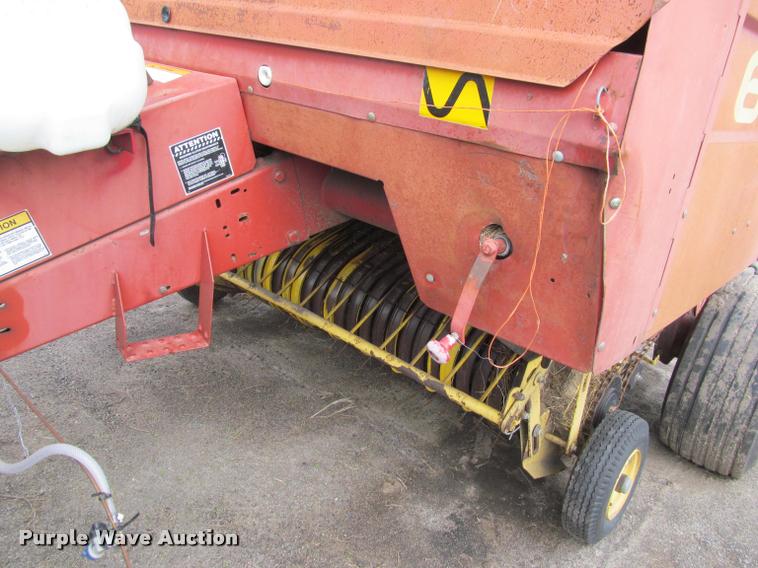 image for item K4881 1997 New Holland 664 round baler