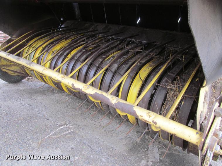 image for item K4881 1997 New Holland 664 round baler