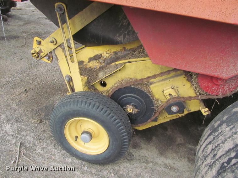 image for item K4881 1997 New Holland 664 round baler