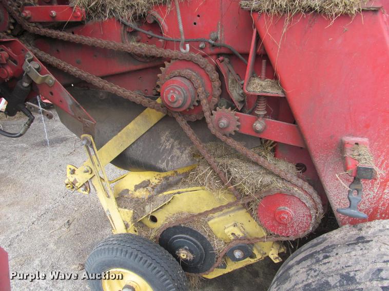 image for item K4881 1997 New Holland 664 round baler