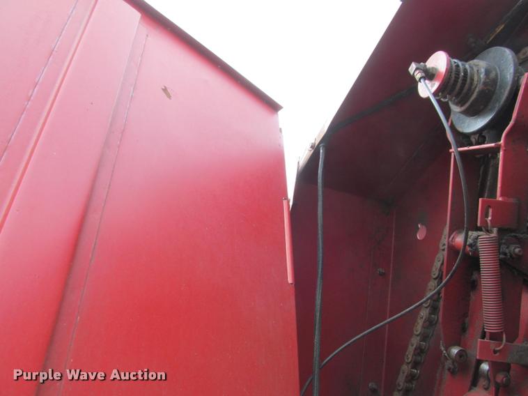 image for item K4881 1997 New Holland 664 round baler