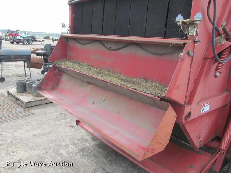 image for item K4881 1997 New Holland 664 round baler