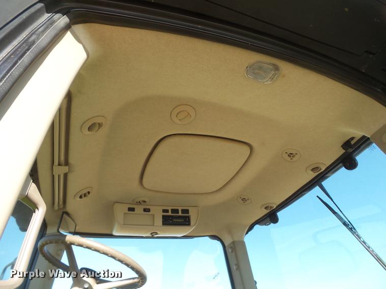 image for item L1528 2011 John Deere 8260R MFWD tractor