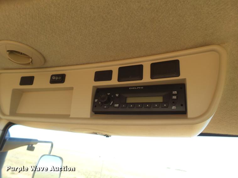 image for item L1528 2011 John Deere 8260R MFWD tractor