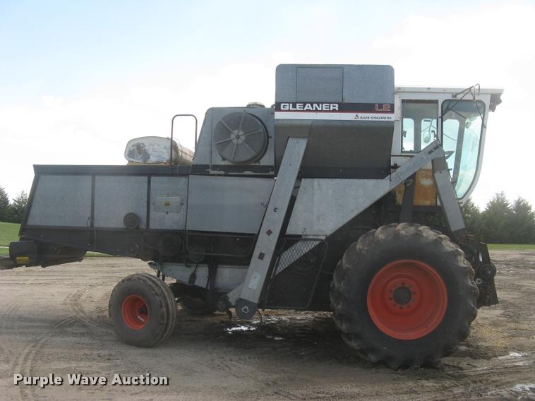 image for item L2356 1980 Gleaner L2 combine