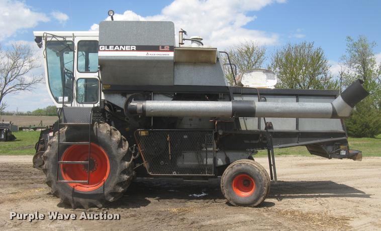 image for item L2356 1980 Gleaner L2 combine
