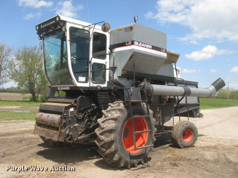 image for item L2356 1980 Gleaner L2 combine