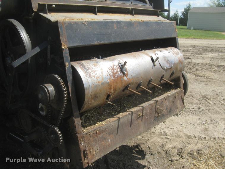 image for item L2356 1980 Gleaner L2 combine