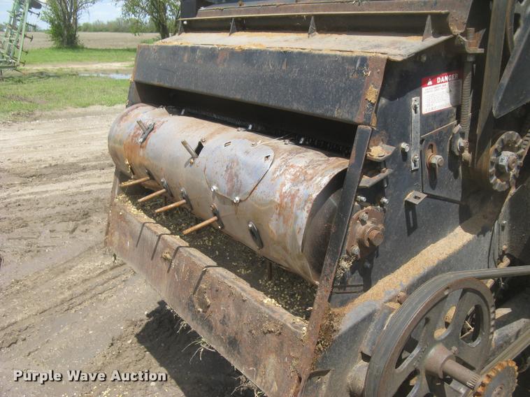 image for item L2356 1980 Gleaner L2 combine