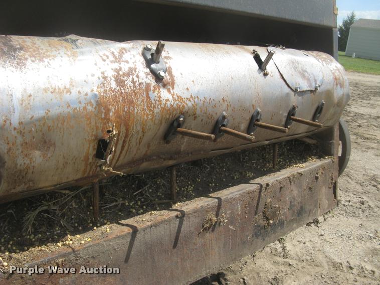 image for item L2356 1980 Gleaner L2 combine