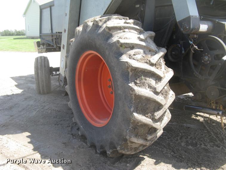 image for item L2356 1980 Gleaner L2 combine