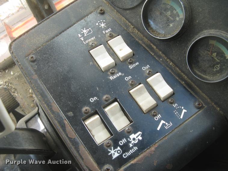 image for item L2356 1980 Gleaner L2 combine