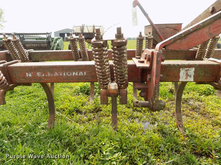 image for item BZ9739 International 55 chisel plow