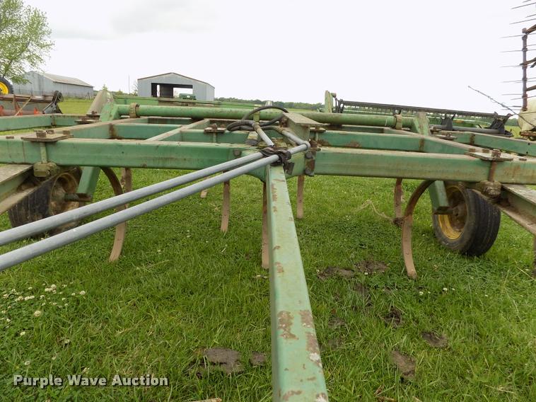image for item BZ9741 John Deere 1600 field cultivator