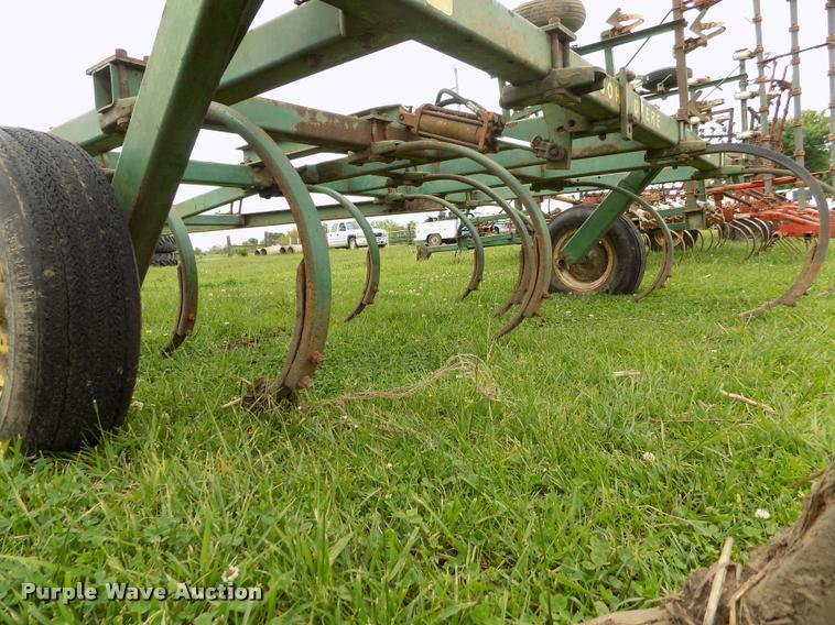 image for item BZ9741 John Deere 1600 field cultivator