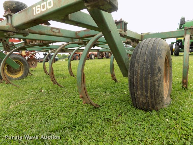 image for item BZ9741 John Deere 1600 field cultivator