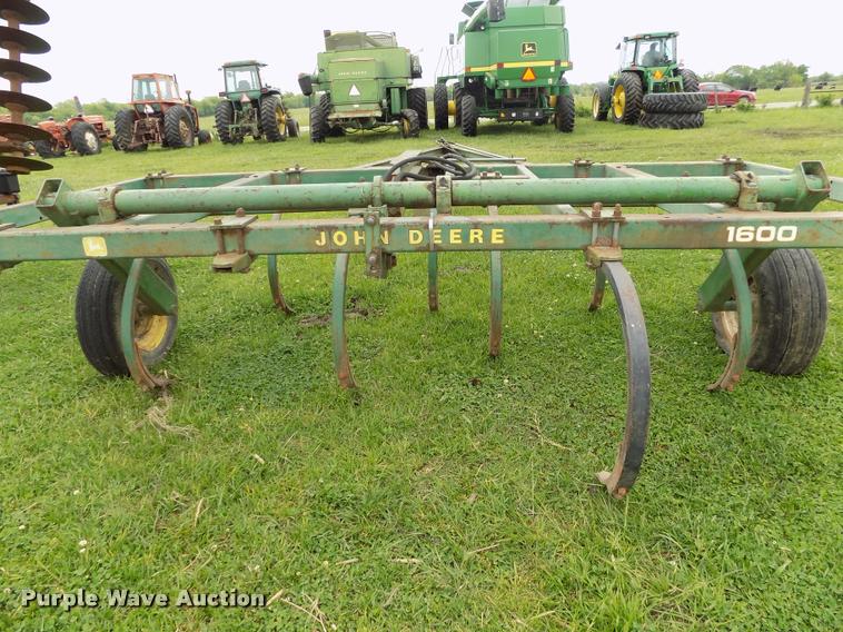 image for item BZ9741 John Deere 1600 field cultivator