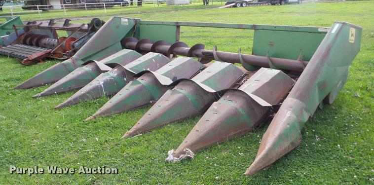 image for item BZ9748 John Deere corn head