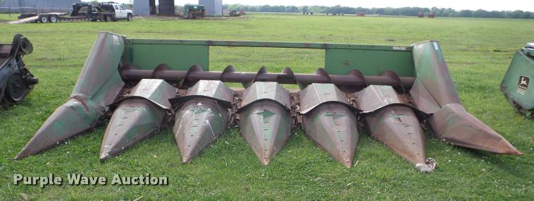 image for item BZ9748 John Deere corn head