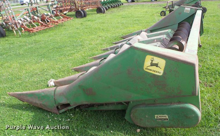 image for item BZ9748 John Deere corn head