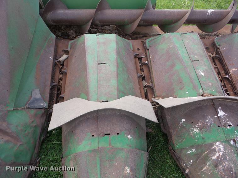 image for item BZ9748 John Deere corn head