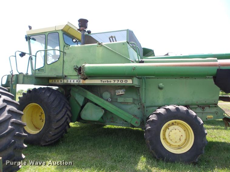 image for item J8627 John Deere 7700 Turbo RWA combine