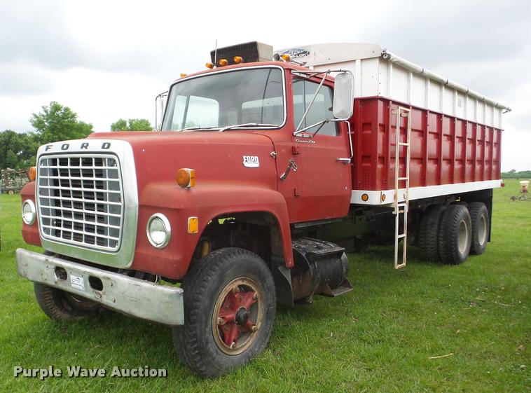 image for item J8631 1974 Ford 900 grain truck