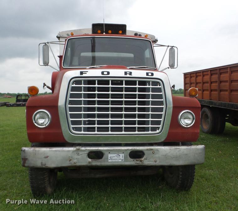 image for item J8631 1974 Ford 900 grain truck