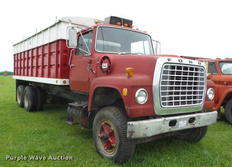 image for item J8631 1974 Ford 900 grain truck