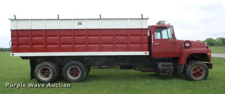 image for item J8631 1974 Ford 900 grain truck