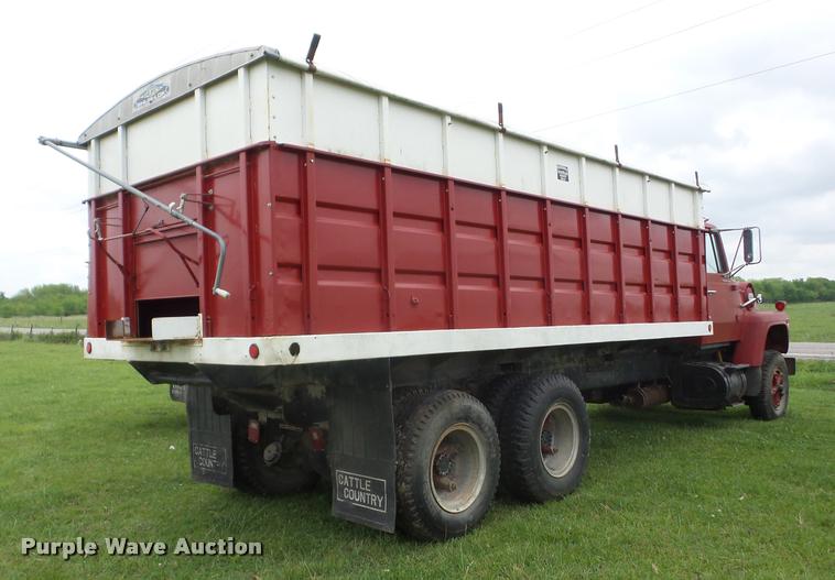 image for item J8631 1974 Ford 900 grain truck