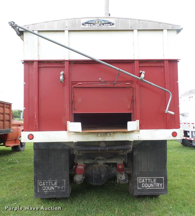 image for item J8631 1974 Ford 900 grain truck