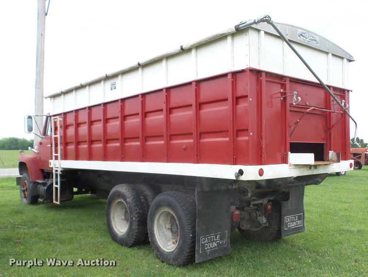 image for item J8631 1974 Ford 900 grain truck