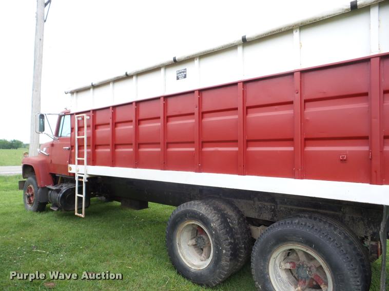 image for item J8631 1974 Ford 900 grain truck