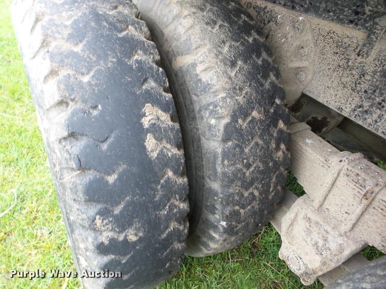 image for item J8631 1974 Ford 900 grain truck