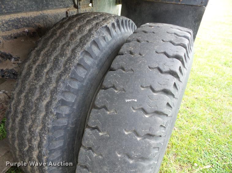 image for item J8631 1974 Ford 900 grain truck