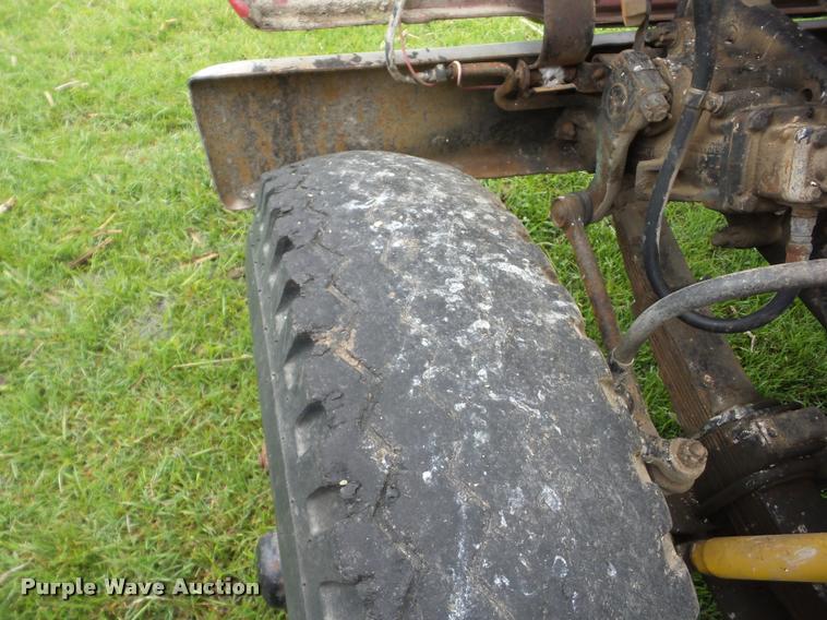 image for item J8631 1974 Ford 900 grain truck