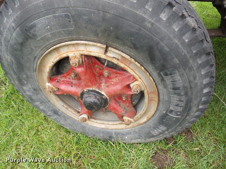 image for item J8631 1974 Ford 900 grain truck