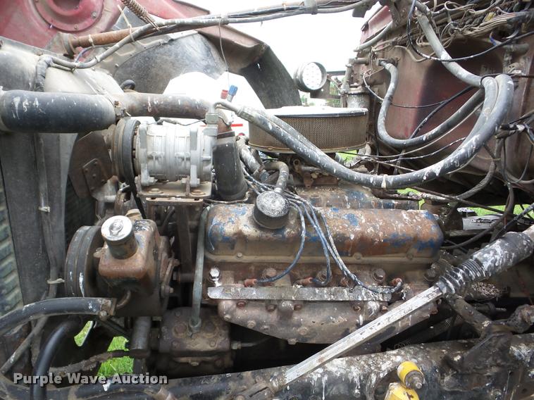 image for item J8631 1974 Ford 900 grain truck