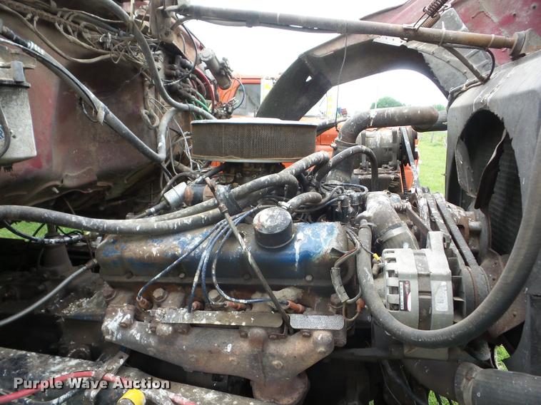 image for item J8631 1974 Ford 900 grain truck