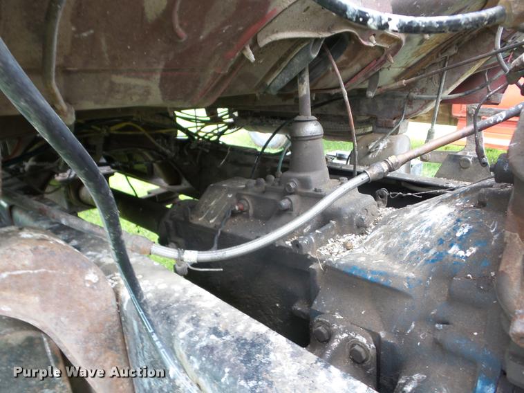 image for item J8631 1974 Ford 900 grain truck